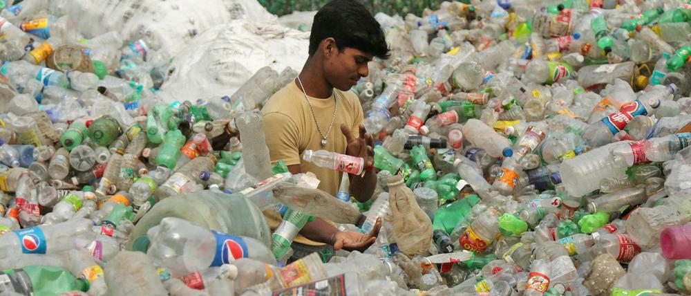 Ein Arbeiter im indischen Jammu sortiert Plastikflaschen, bevor sie in einer industriellen Anlage am Stadtrand recycelt werden. Immerhin. Denn rund zwei Milliarden Menschen leben ohne ein Abfallsystem. 