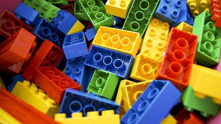 Legosteine gehören zu vielen kollektiven Kindheitserinnerungen. Die Rechte an seinen Designs verteidigt der Konzern auch vor Gericht. 