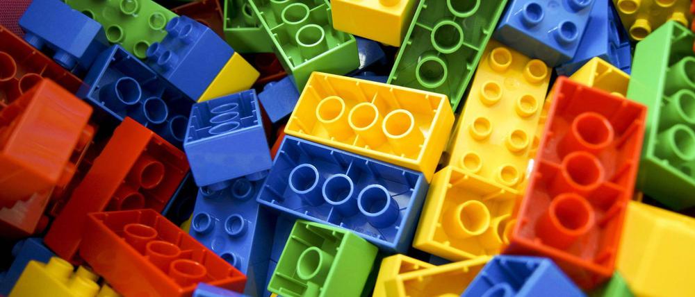 Legosteine gehören zu vielen kollektiven Kindheitserinnerungen. Die Rechte an seinen Designs verteidigt der Konzern auch vor Gericht. 