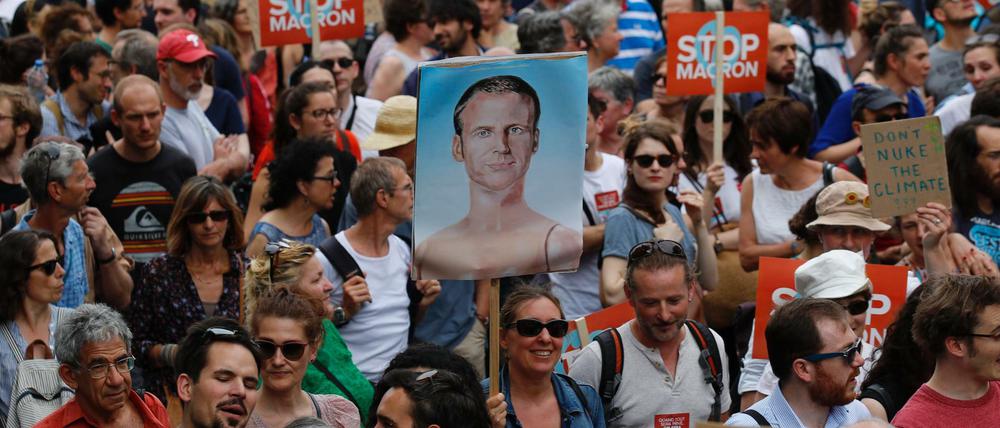 Demonstranten protestieren gegen die Reformpolitik von Frankreichs Präsident Macron. 