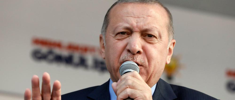 Recep Tayyip Erdogan, Präsident der Türkei, spricht auf einer Kundgebung im Wahlkampfthema.