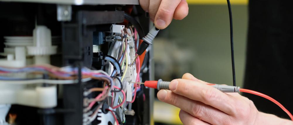 An einem Kaffee-Vollautomaten in einer Reparaturwerkstatt werden elektronische Messgrößen ermittelt. Verbraucherinnen und Verbraucher sollen einer EU-Einigung zufolge ein sogenanntes Recht auf Reparatur bekommen. 