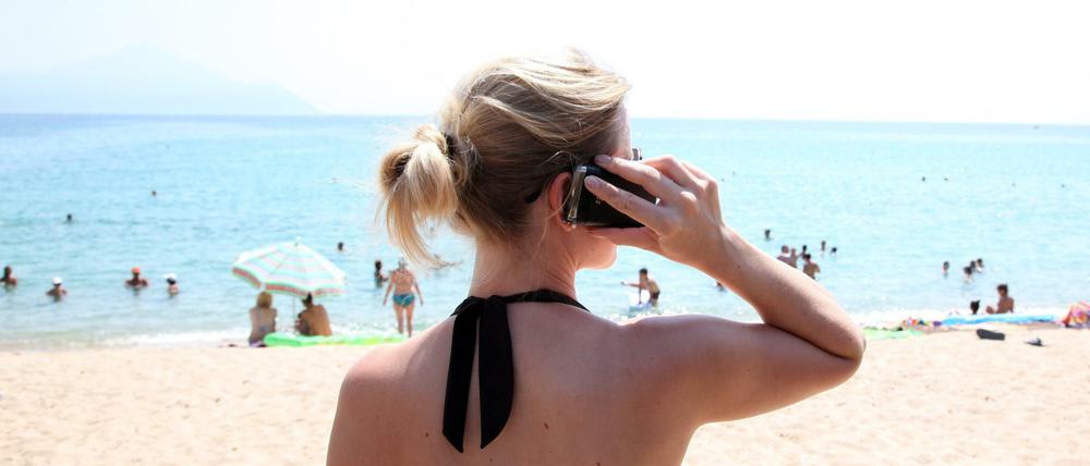 Telefonieren im griechischen Touristenort Sarti am Strand. Am Juni ohne Zusatzkosten.