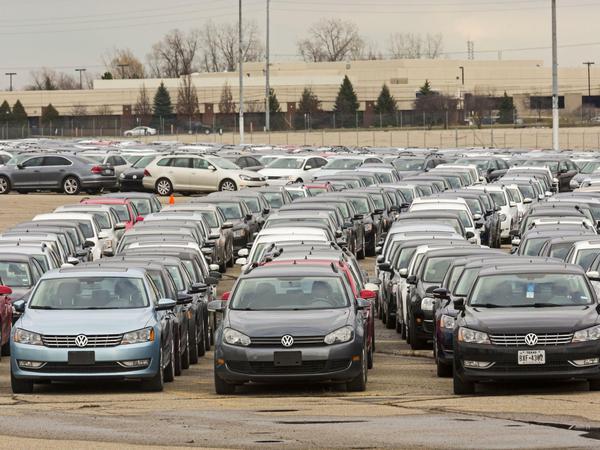 Tausende gebrauchte Diesel-VW stehen auf einem Parkplatz in Michigan. Die Pkw hatte VW wegen des Abgas-Skandals zurückgekauft.