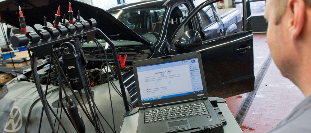 Rückrufaktion. Software-Update für einen Volkswagen Amarok mit einem 2,0-Liter-Dieselmotor in einer Volkswagen-Werkstatt.