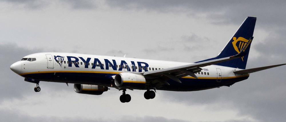 Eine Passagiermaschine von Ryanair setzt zum Landeanflug an.