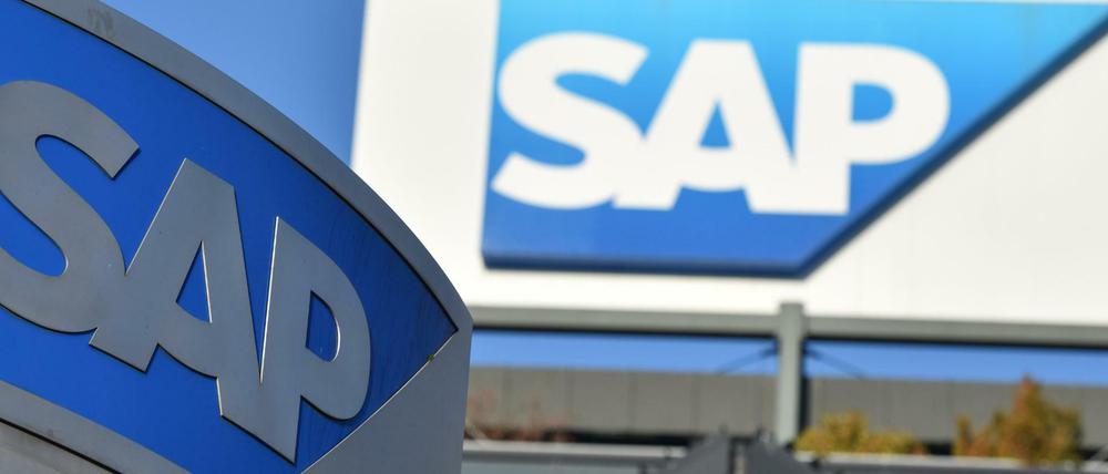 Logos des Softwarekonzerns SAP in Walldorf (Baden-Württemberg) am Hauptsitz des Unternehmens.