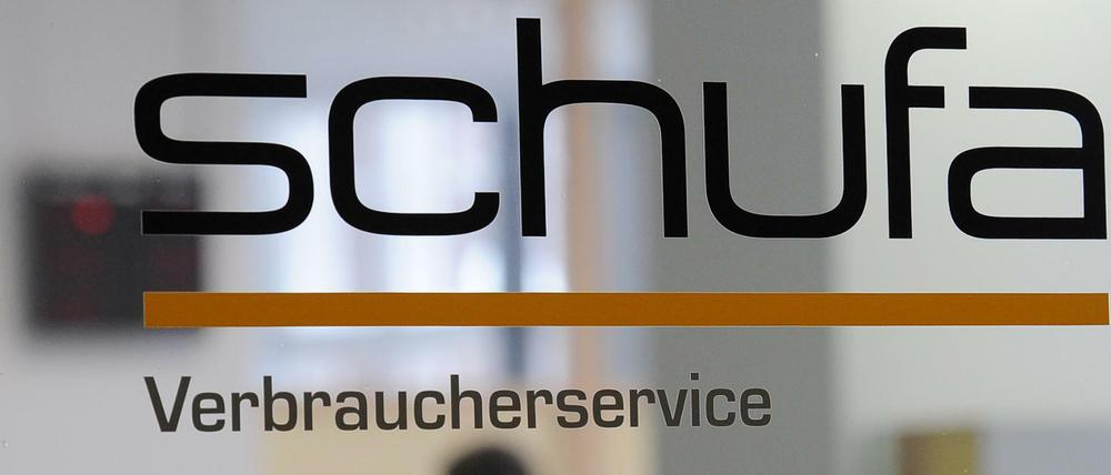 Das Logo der Schufa an der Berliner Geschäftsstelle der Schufa Holding AG.