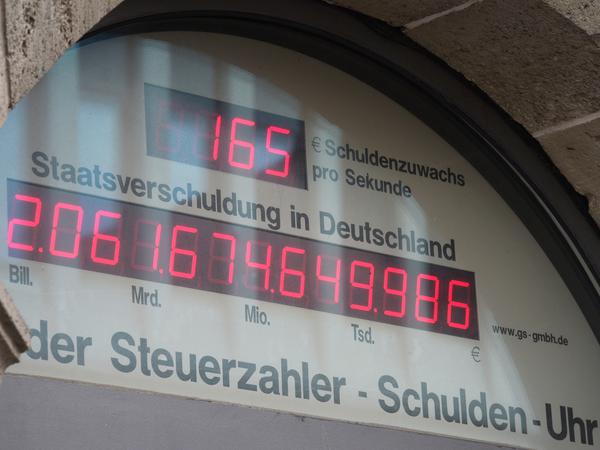 Um 165 Euro steigt die Staatsverschuldung pro Sekunde an, zeigt die Schuldenuhr in der Französischen Straße in Berlin.
