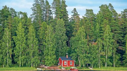 Ein typisch finnisches Ferienhaus in einer einsamen Seenlandschaft
