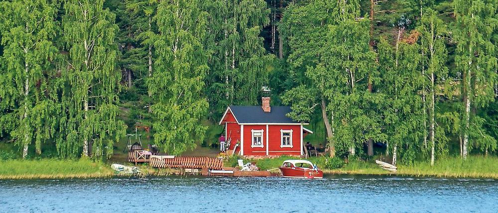 Ein typisch finnisches Ferienhaus in einer einsamen Seenlandschaft