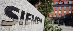 Schriftzug an der Hauptverwaltung von Siemens am Siemensdamm im Bezirk Spandau. 