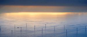 Morgenstimmung über dem Offshore-Windpark Alpha Ventus in der Nordsee, etwa 30 Kilometer vor der ostfriesischen Insel Borkum (Kreis Leer). Der Bau von Borwin 2, einem weiteren Windpark vor Borkum, verzögert sich wegen technischer Probleme um ein Jahr.