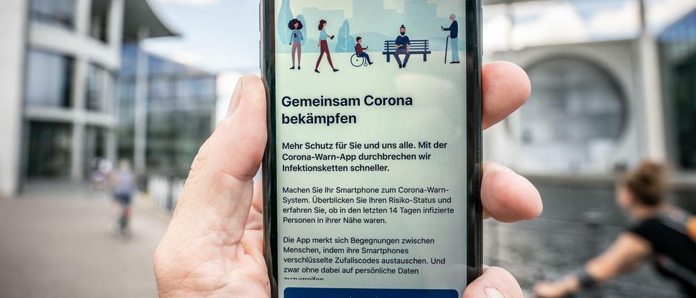 Die Startseite der Corona-Warn-App in der Entwickler Version ist im Display eines Smartphone zu sehen.