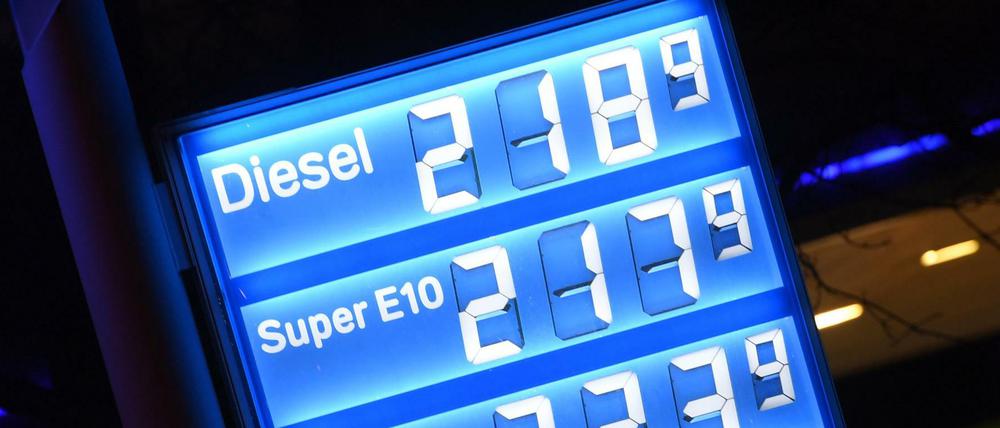 Die Preise für Diesel und Benzin steigen deutlich an. 
