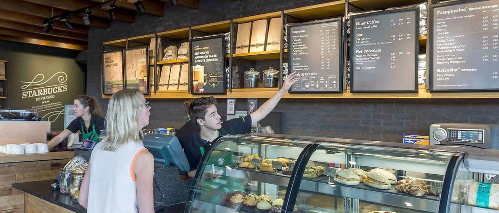 In den USA bestellen Leute ihren Starbucks-Kaffee bereits per Smartphone im Bus und treffen sich bevorzugt in den Filialen zum ersten Date. In Europa läuft das Geschäft schleppend.