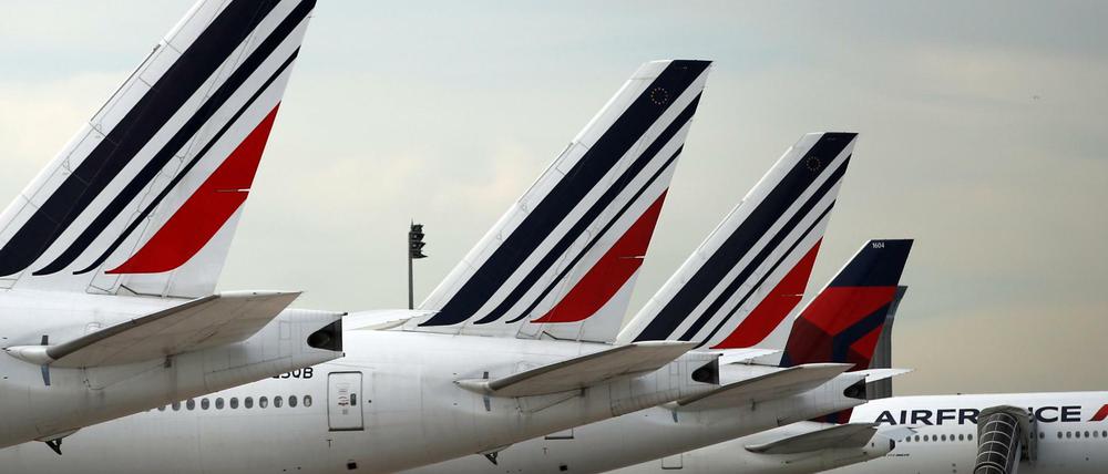 Flugzeuge der französischen Fluggesellschaft Air France stehen am Pariser Flughafen Charles de Gaulle. 