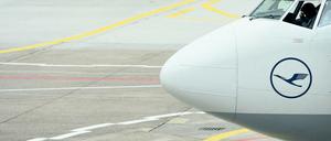 Eine Maschine der Lufthansa am Flughafen von Frankfurt am Main. Weil Lufthansa nicht auf eine Billigflug-Sparte außerhalb der bestehenden Tarifverträge verzichten will, hat die Vereinigung Cockpit (VC) zum mittlerweile 13. Streik in dem Tarifkonflikt aufgerufen. 