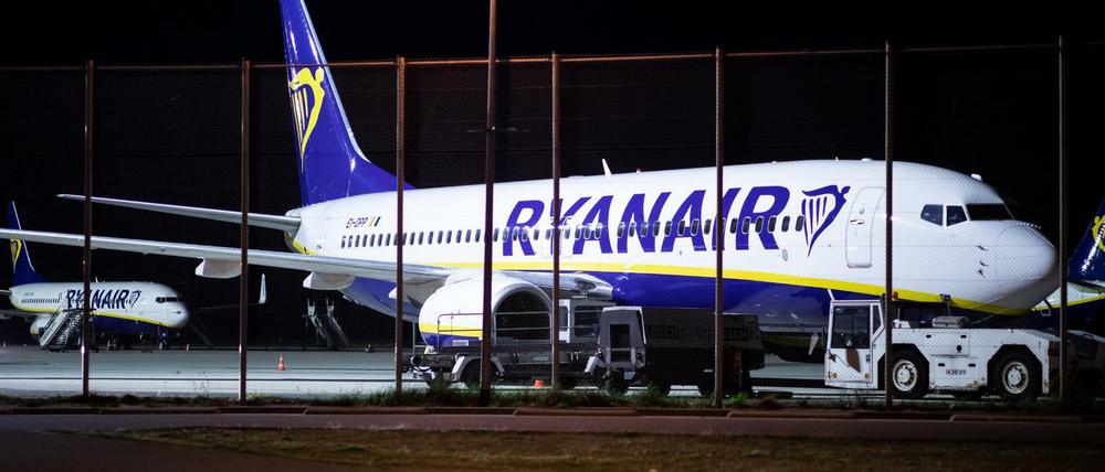 Ein Flugzeug der irischen Airline Ryanair steht auf dem Vorfeld des Flughafens Weeze. 