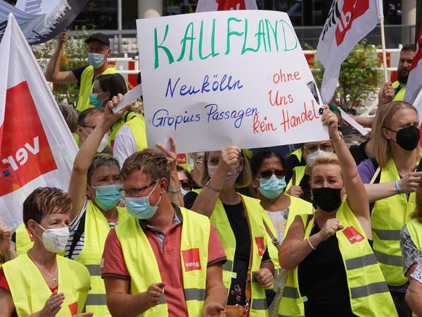 Streikende aus Berliner und Brandenburger Einzelhandelsunternehmen protestieren für ihre Lohnforderung. 