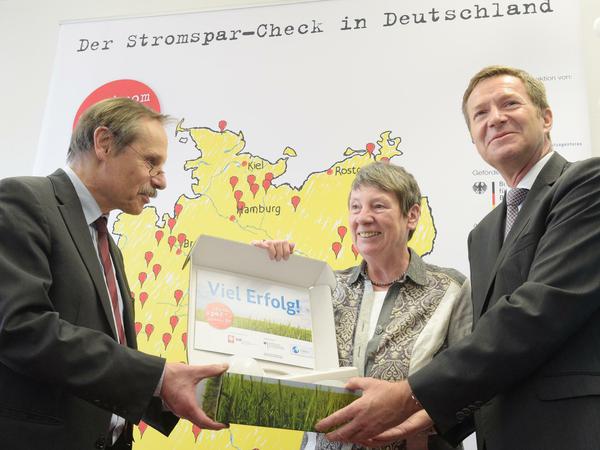 Michael Geißler, Chef der Berliner Energieagentur (rechts im Bild) mit Bundesumweltministerin Barbara Hendricks (SPD, Mitte) und Caritas-Generalsekretär Georg Cremer.