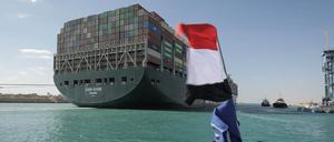 Das Containerschiff "Ever Given" auf dem Suezkanal in Ägypten. 
