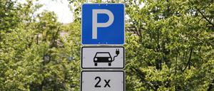 Es gibt diverse Vorteile für E-Autos, darunter auch bestimmte Parkplätze.