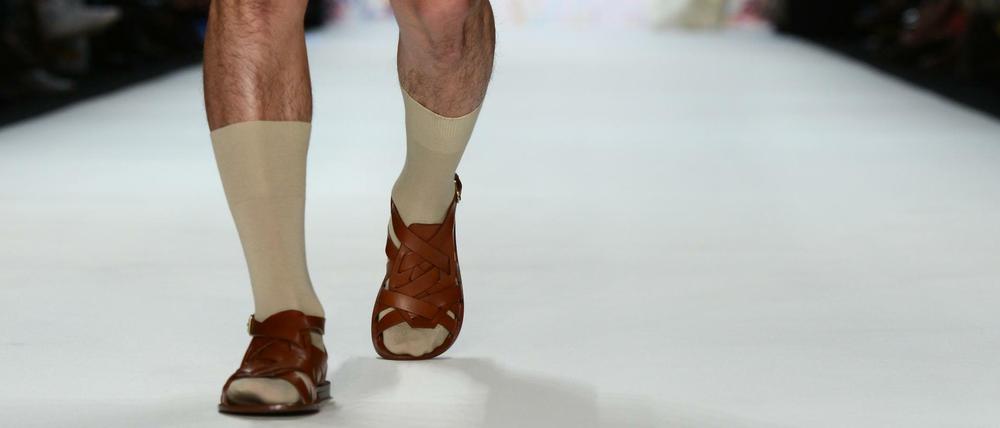 Socken in Sandalen geht gar nicht? Geht scheinbar doch. Manch ein Chef könnte das bald auch im Büro durchgehen.