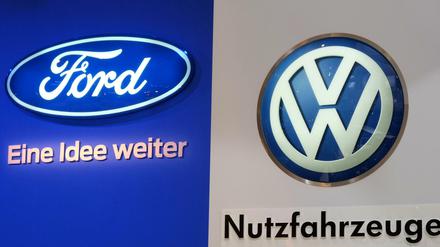 Die Logos der Autohersteller Ford und VW.