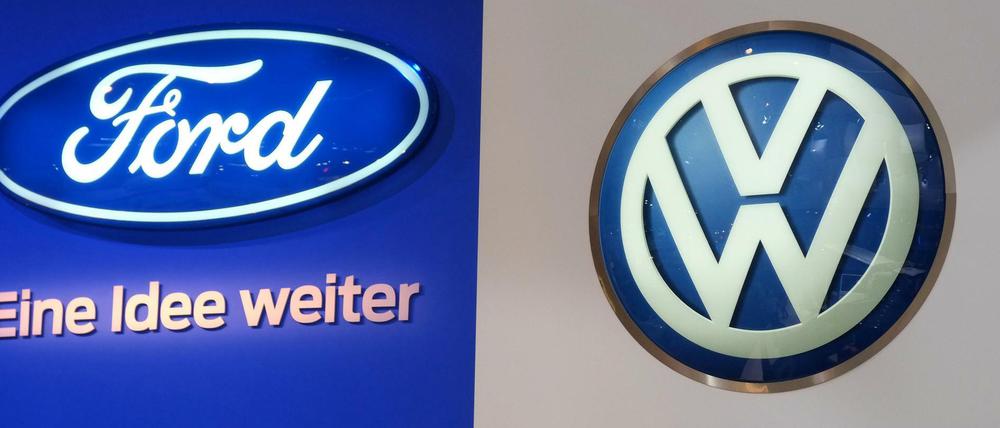 Die Logos der Autohersteller Ford und VW.