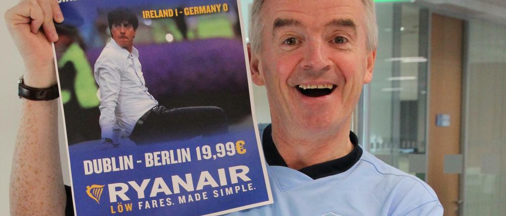 Ryanair-Chef Michael O'Leary hat am Tag nach der Niederlage der DFB-Elf gegen Irland ein neues Plakat kreiert.