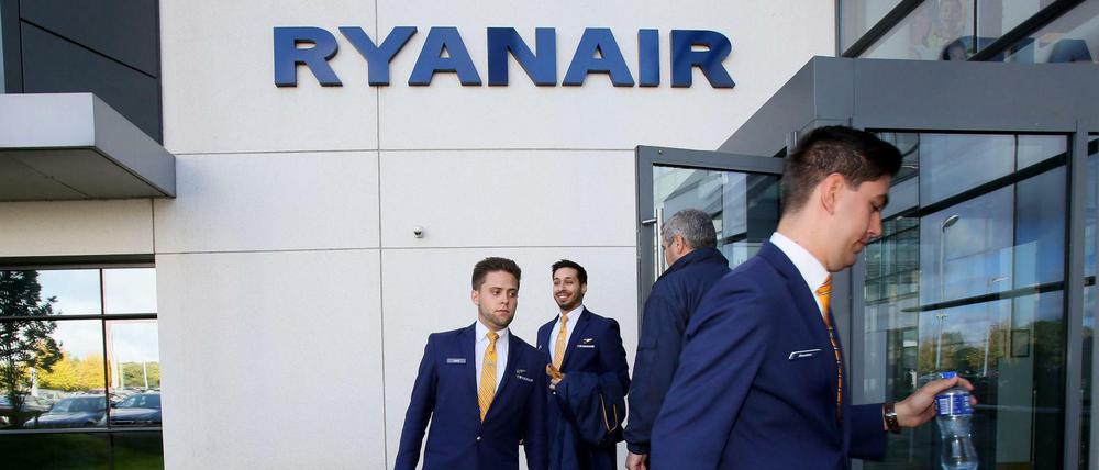 Mitarbeiter verlassen das Hauptquartier von Ryanair in Dublin.