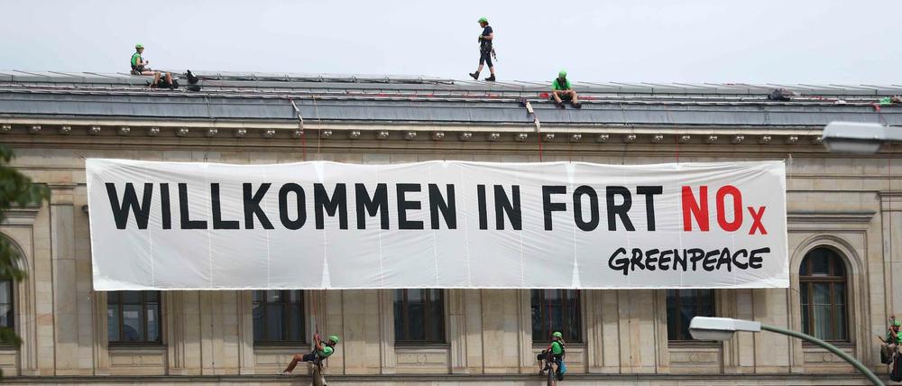 Aktivisten der Umweltorganisation Greenpeace haben ein großes Banner an das Verkehrsministerium angebracht.