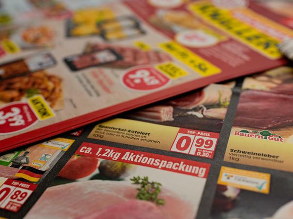 Werbung mit billigem Fleisch will Agrarministerin Klöckner verbieten. 