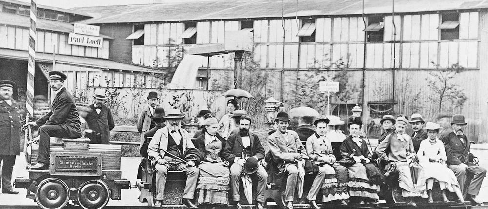 Die Berliner staunten auf der Gewerbeausstellung am 31. Mai 1879 über eine Lok. die ohne Rauch und Dampf ihre Kreise zog. Sie waren Zeuge der Geburtsstunde einer der wichtigsten technischen Innovationen des 19. Jahrhunderts – der elektrischen Bahn. 