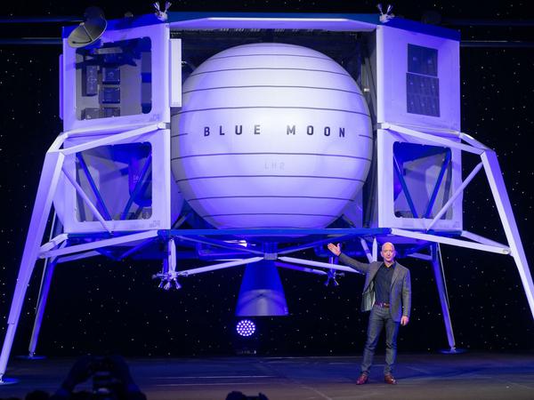 Auch an einem Fahrzeug für die Mondlandung arbeitet Bezos Firma.