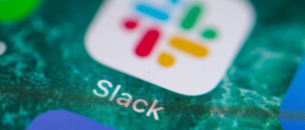 Auf dem Bildschirm eines iPhones wird die Messenger-App Slack angezeigt. 
