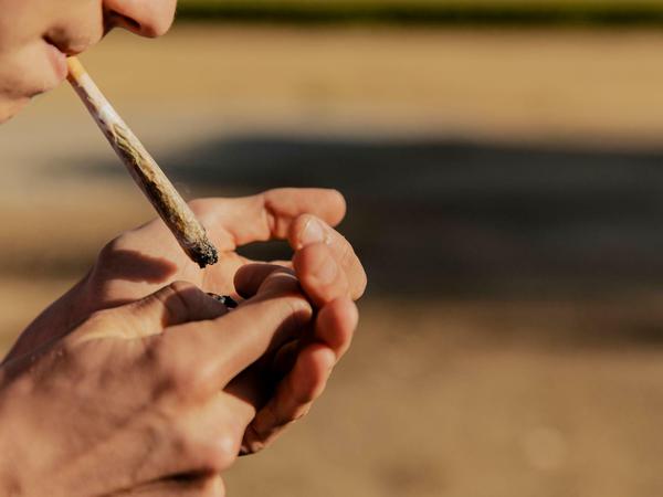 Gerade bei jungen Menschen ist die Droge beliebt: Gut zehn Prozent der 12-17-Jährigen haben Cannabis schon einmal konsumiert. 