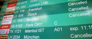 Eine Anzeigetafel am Flughafen Tegel: Der Warnstreik zeigt Wirkung.