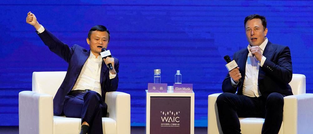 "Wenn Du dein Smartphone vergisst, ist es, als fehlten Dir Gliedmaßen", findet Tesla-Chef Elon Musk (l.). Mit Alibaba-Chef Jack Ma ist er nicht immer einer Meinung. 