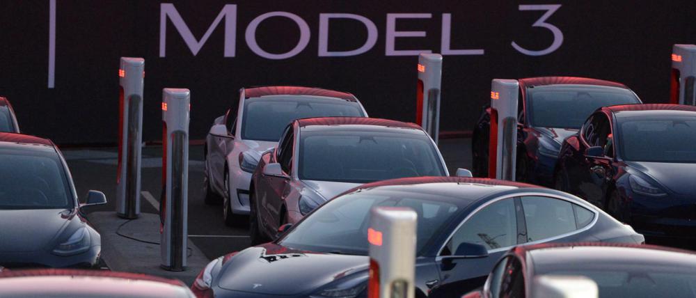 Wagen des ersten günstigeren Tesla-Fahrzeugs Model 3 stehen auf dem Fabrikgelände von Tesla. 