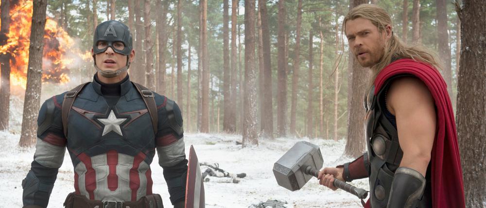 Geldquelle. Chris Evans (l) als Captain America und Chris Hemsworth als Thor in einer Szene des Kinofilms «The Avengers: Age of Ultron».