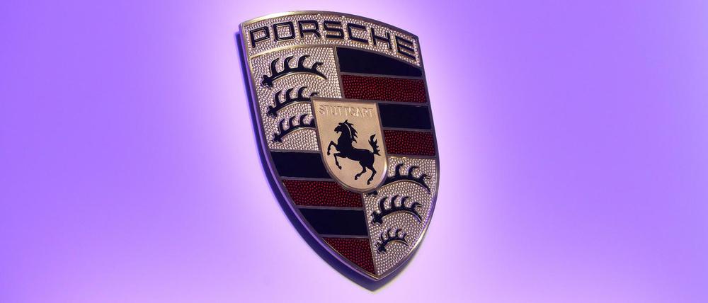 Das Logo des Autobauers Porsche.