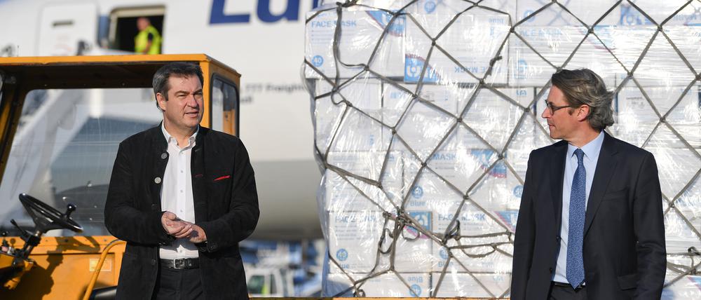 Verkehrsminister Andreas Scheuer (r.) und der bayerischer Ministerpräsident Markus Söder (beide CSU) empfangen im April auf dem Münchner Flughafen acht Millionen Atemschutzmasken, die die Lufthansa aus Schanghai nach Deutschland geflogen hat. 