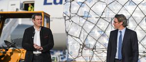 Verkehrsminister Andreas Scheuer (r.) und der bayerischer Ministerpräsident Markus Söder (beide CSU) empfangen im April auf dem Münchner Flughafen acht Millionen Atemschutzmasken, die die Lufthansa aus Schanghai nach Deutschland geflogen hat. 