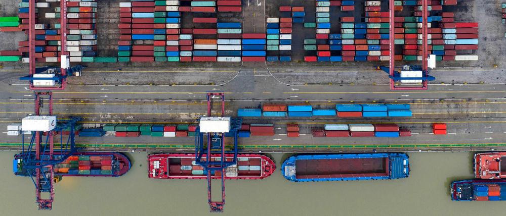 Container im Hafen von Huaian in der chinesischen Provinz Jiangsu
