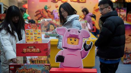 Zum Jahr des Schweins hat Lego in China exklusive Bau-Sets veröffentlicht – und damit bei Fans für Neid gesorgt.
