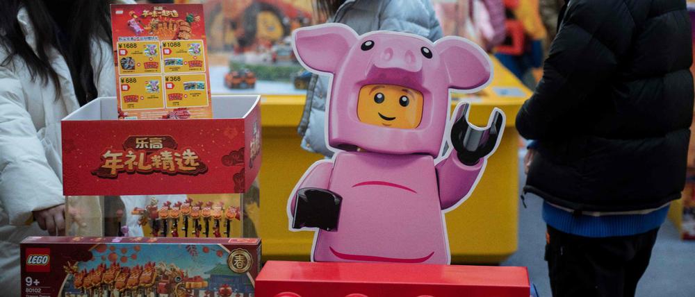 Zum Jahr des Schweins hat Lego in China exklusive Bau-Sets veröffentlicht – und damit bei Fans für Neid gesorgt.