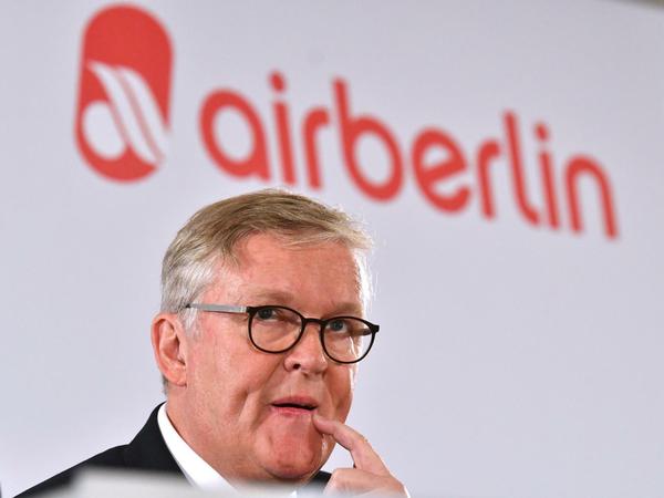 Thomas Winkelmann, Vorstandschef von Air Berlin (hier im September 2017 bei einer Pressekonferenz Berlin) bekommt von seinem Vor-Vor-Vorgänger Hartmut Mehdorn einen Rat: Gehaltsverzicht.