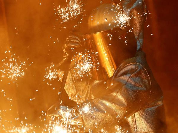 Der Industriekonzern Thyssenkrupp fährt die Kurzarbeit in seiner Stahlsparte zurück. Insgesamt sind in Deutschland noch 277.000 Menschen in Kurzarbeit. 